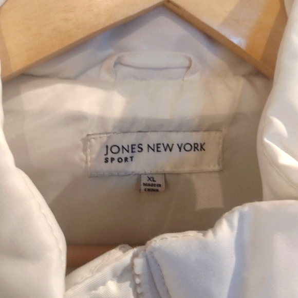 NWT Jones New York Sport Puffy Vest - Picture 4 of 7